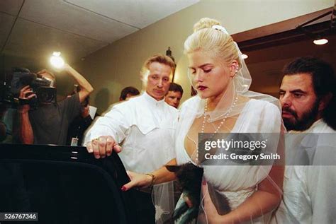 anna nicole smith death pictures|74 Anna Nicole Smith Funeral Stock Photos & High。